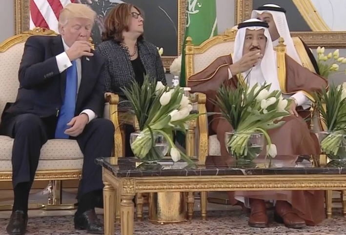  الملك يشرح لترمب معنى هز فنجان القهوة العربية