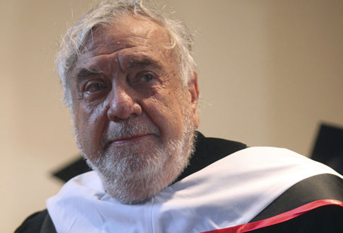 عاشر كبار زعماء العالم وحاورهم وعاكسهم وأحبهم ففتحوا له قصورهم