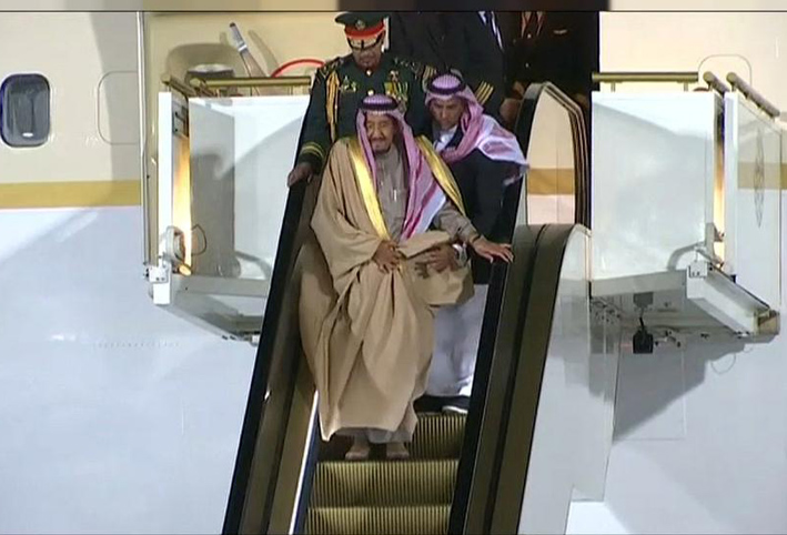بالفيديو .. حادث تعطل سلم الطائرة بالملك سلمان في موسكو .. ورد الكرملين