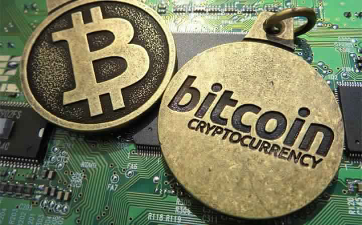 عملة بيتكوين استطاعت أن تتجاوز قيمة خمسة آلاف دولار في التعاملات لفترة وجيزة من الوقت قبل أن تبدأ في الانخفاض