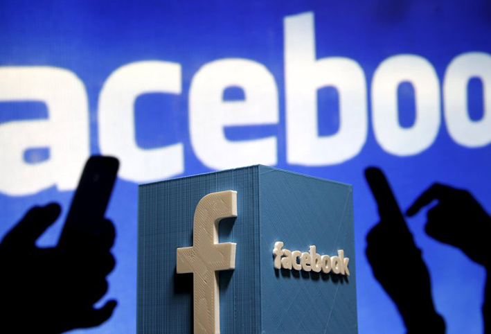 فيسبوك تبحث فصل الإعلانات عن الأخبار الشخصية