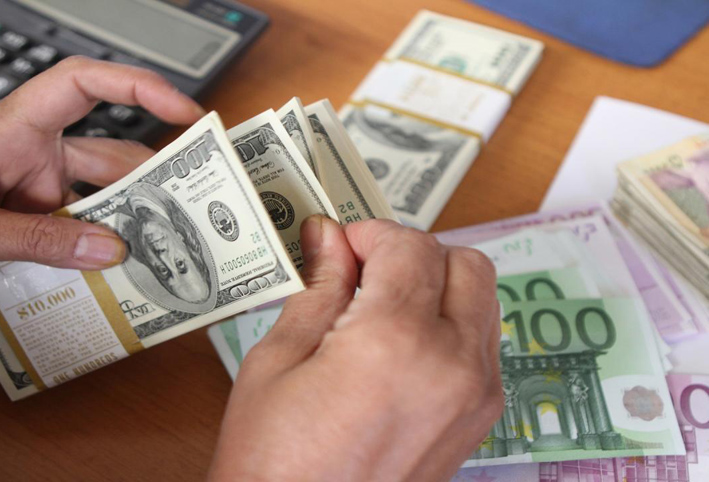 إيران تُقصي الدولار من تعاملاتها التجارية الدولية