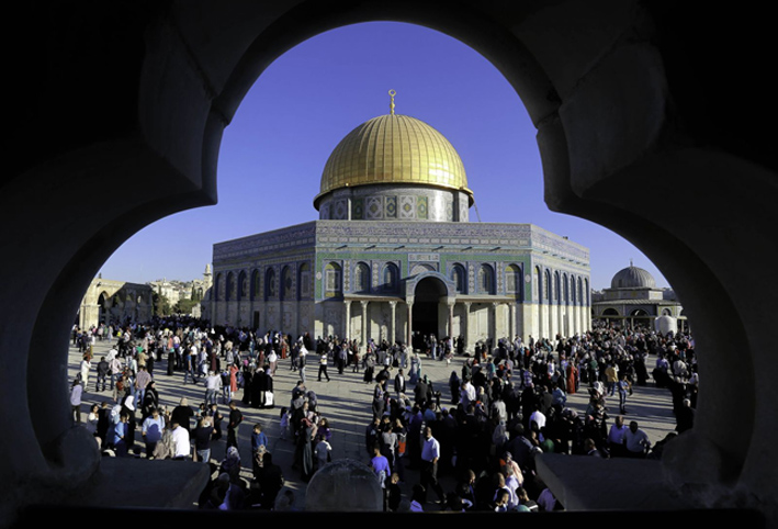 بالفيديو .. فلسطينيون يطردون وفدا بحرينيا من باحات المسجد الأقصى