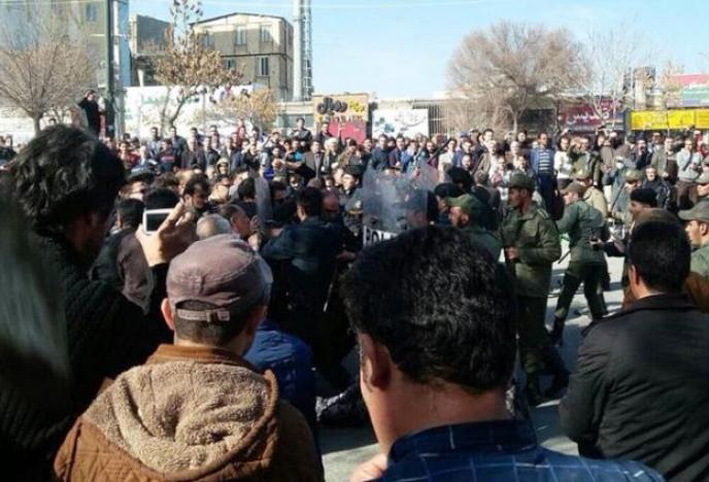 واشنطن بوست: ثورة إيران قد لا تطيح بالنظام لكنها تعمق الشرخ الداخلي