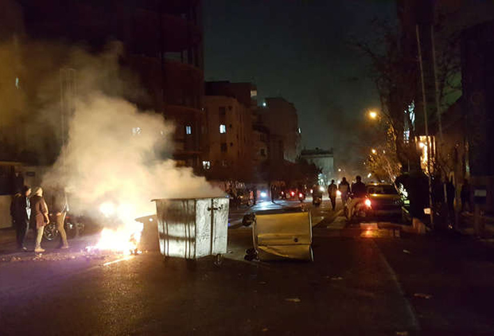 تجدد المواجهات الليلية .. بين متظاهرين والأمن الإيراني في أصفهان
