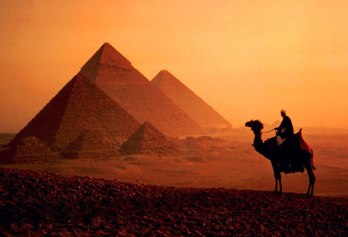 عيون الإمارات على أهرامات مصر .. والقاهرة تدرس العرض