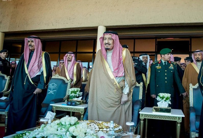 بالفيديو .. رد فعل الملك سلمان أثناء مدح عسكري سعودي لأهل قطر
