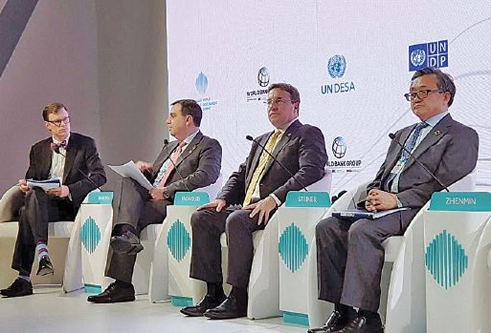 وزير التخطيط والتعاون الدولي الأردني (الثاني من اليمين) خلال لقاء في القمة (الحياة)
