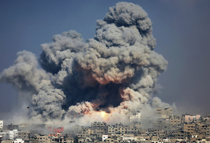 العثور على جثتي فلسطينيين قتلا في غارات إسرائيلية الليلة الماضية جنوب غزة