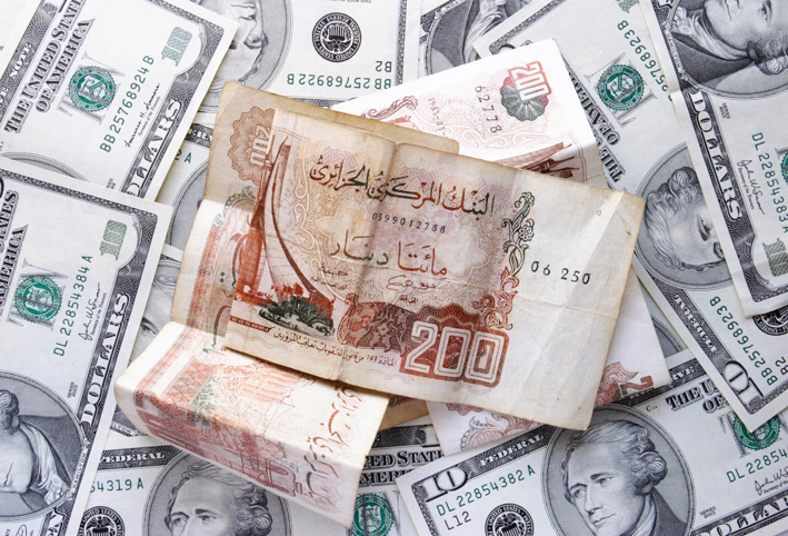الجزائر تطبع نحو 20 مليار دولار لتغطية العج
