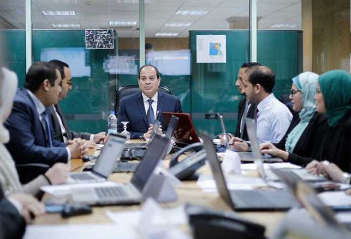 بالصور .. الرئيس السيسي يتابع الانتخابات من غرفة عمليات حملته الانتخابية
