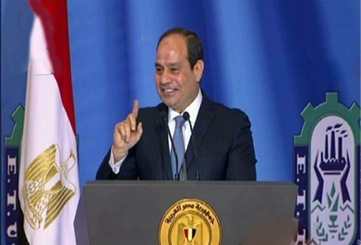بالفيديو .. السيسي مهنئا العمال في عيدهم: "أنا باتشرف بيكوا"