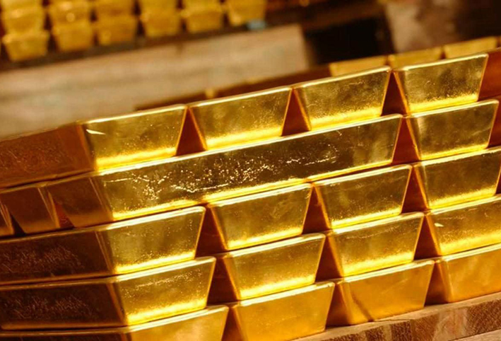 انخفاض الدولار والتوترات التجارية ترفعان أسعار الذهب
