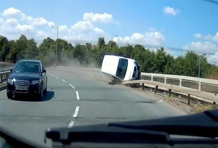 بالفيديو .. معلم قيادة يرصد حادث مروع أثناء اختبار أحد طلابه