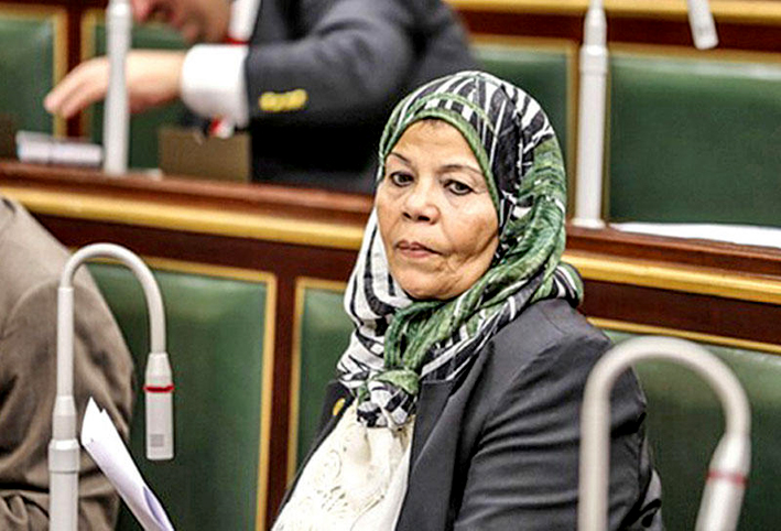 نائبة برلمانية تحذر من انتشار ظاهرة تناول الأطفال للشيشة على المقاهى