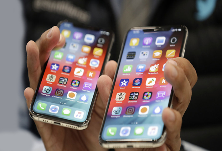 الخط الأخضر".. أول عيب تقني يظهر على هاتف "آيفون Xs Max"