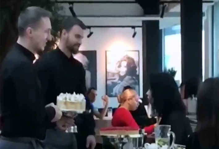بالفيديو .. نادل يضرب زبونة بقالب حلوى في وجهها