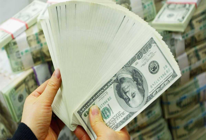 الدولار يتراجع بسبب "السندات الأميركية"