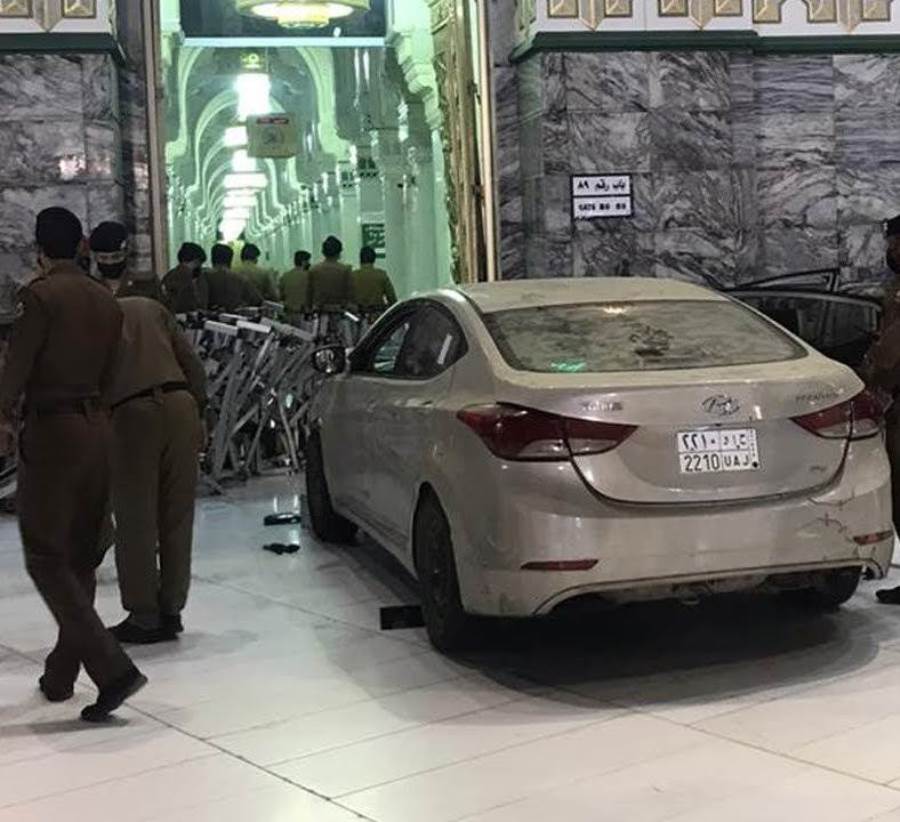 سعودي يصدم سيارته بأحد أبواب المسجد الحرام