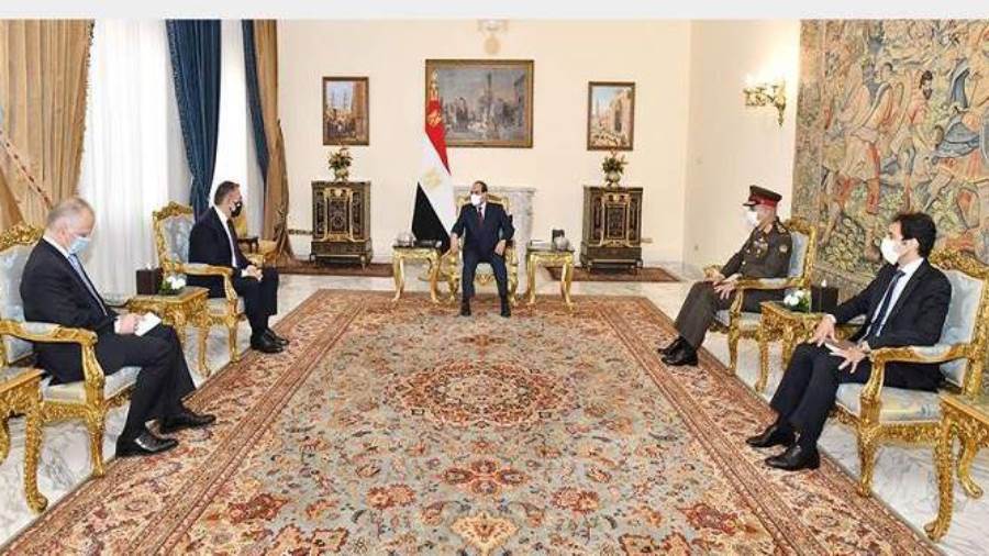 الرئيس المصري يستقبل ووزير دفاع اليونان