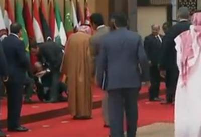 بالفيديو .. لحظة سقوط الرئيس اللبناني في القمة العربية