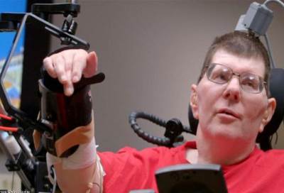 مشلول يطعم نفسه بفضل "دماغ صناعي"