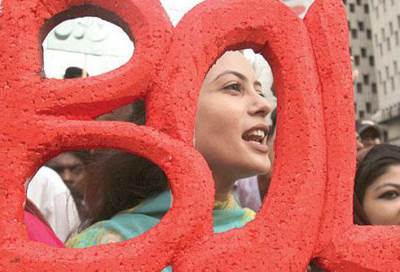 إغلاق قناة «بول تي في» الباكستانية بعد نشر تقرير يكشف تورط الشركة الأم في فضيحة بيع شهادات مزورة