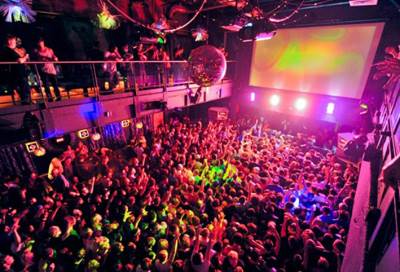 إغلاق ملهى ليلي بسبب سخريته من "الأذان"