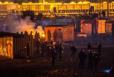 اشتباكات بالأسلحة البيضاء وحريق بمخيم للاجئين بفرنسا