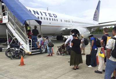 بالفيديو .. قوات الأمن تسحل شخصا على متن طائرة أمريكية 