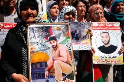 إسرائيل تعاقب الأسرى المضربين