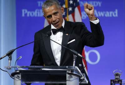 أوباما يعود إلى الأضواء ويتسلم جائزة الشجاعة السياسية