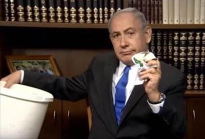 بالفيديو ..  نتنياهو يلقي بوثيقة حماس في سلة مهملات