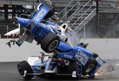 لحظات مروعة لسيارة سباق تحطمت في حادث تصادم