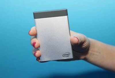 بالصور .. إنتل تنتج حاسوبا بحجم بطارية الهاتف المحمول!