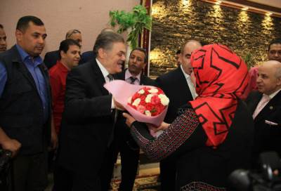 بالصور .. أهالي القليوبية يستقبلون رئيس حزب الوفد بالورود 