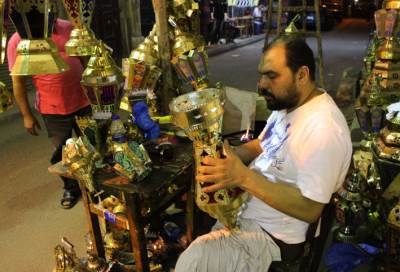  صناعة الفانوس .. الخامات والأسعار والمستورد