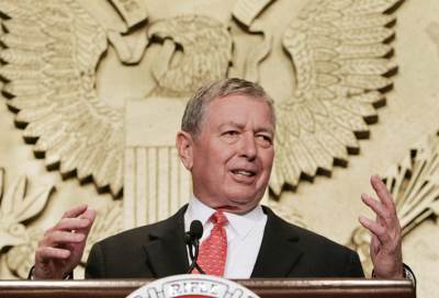 قطر تستعين بوزير أمريكي سابق لمواجهة جيرانها