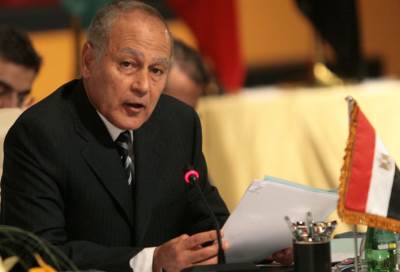 أبو الغيط يتسلم مذكرة تجميد عضوية قطر من الجامعة العربية