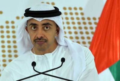 بالفيديو .. وزير الخارجية الإماراتي يحبس ضحكته أثناء حديث الوزير السعودي الجبير