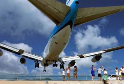 بالفيديو .. وفاة مأساوية لسائحة اقتربت من "أخطر مطار بالعالم"