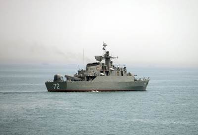 البحرية الأمريكية تطلق أعيرة تحذيرية باتجاه سفينة إيرانية بمياه الخليج