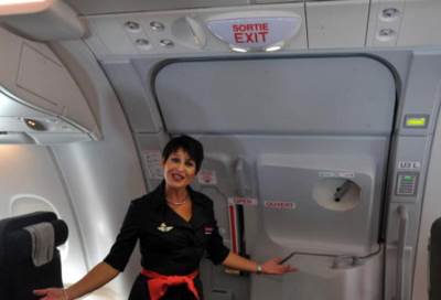 هذا ما يحدث إذا فُتح باب الطائرة في الجو؟