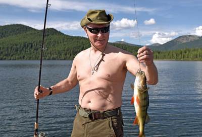 بالفيديو .. بوتين يقضي إجازته في سيبيريا .. ويطارد سمكة تحت الماء