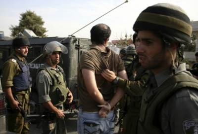 قوات الاحتلال تعتقل 12 فلسطينيا بالضفة وتقتحم مؤسسات إعلامية في القدس