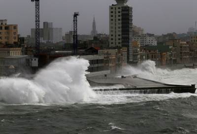 بالفيديو .. فلوريدا "تغرق" .. منسوب المياه يرتفع لـ2.1 متر 
