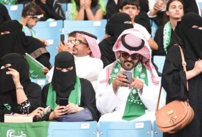 بالصور .. السعودية تسمح للمرأة ولأول مرة بدخول ملعب رياضي