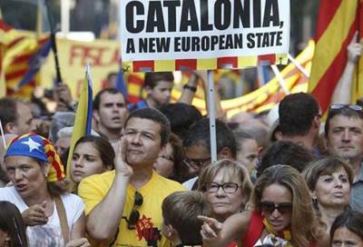 بالفيديو .. الشرطة الإسبانية تحاصر المركز الرياضى الذى سيصوت فيه رئيس إقليم كتالونيا وتمنع الناخبين