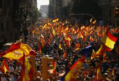 350 ألف مشارك في أول تظاهرة ضد استقلال كاتالونيا