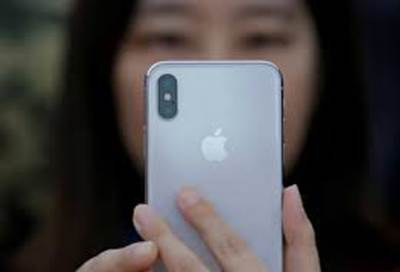 انتبهي... "آيفون" يلتقط ما أسفل الملابس